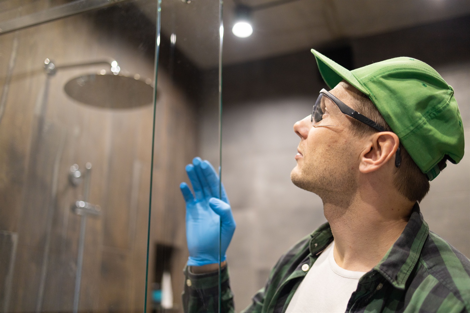 workers-are-installing-glass-door-of-the-shower